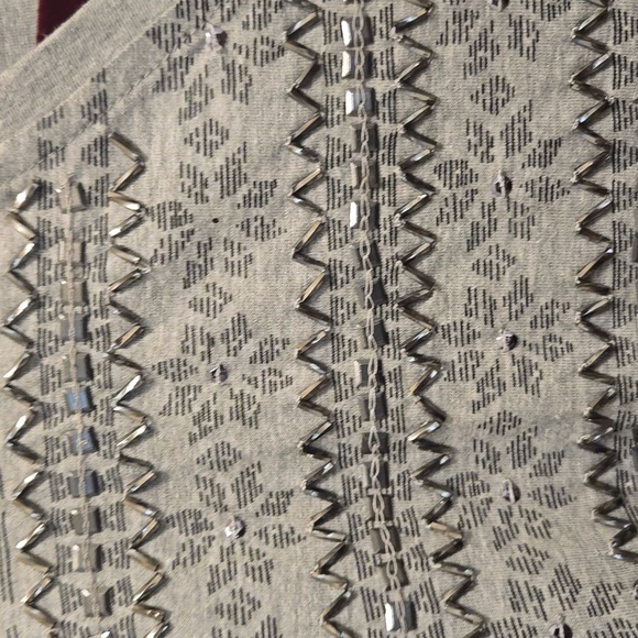 🔥Charter Club Light Gray Patterned & Embellished V-Neck Top - Picture 4 of 8